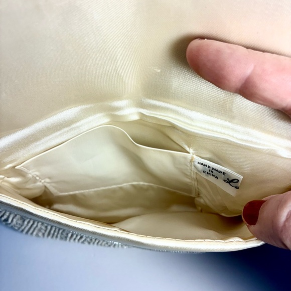 Le Regale Ornate White Beaded Clutch - Picture 3 of 8